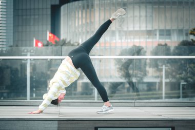 Genç Asyalı kadın excusice şehrin yapıyor