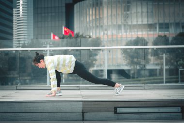 Genç Asyalı kadın excusice şehrin yapıyor