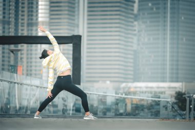 Genç Asyalı kadın excusice şehrin yapıyor