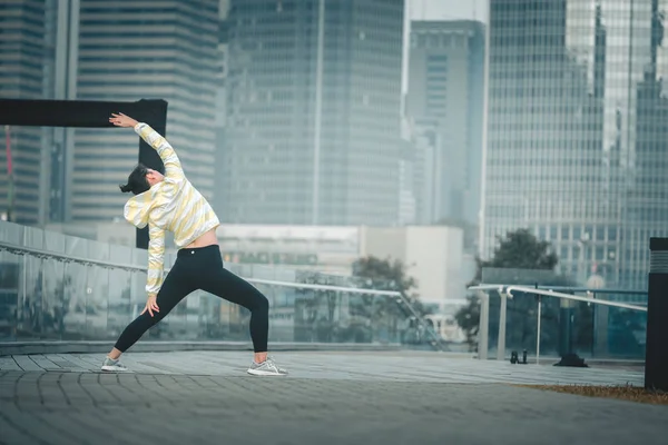 Genç Asyalı kadın excusice şehrin yapıyor