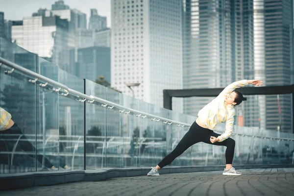 Genç Asyalı kadın excusice şehrin yapıyor