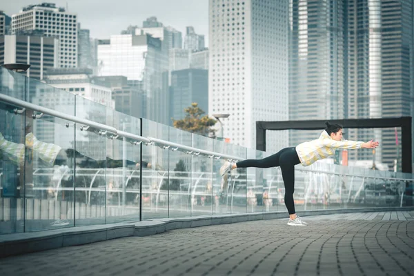 Genç Asyalı kadın excusice şehrin yapıyor