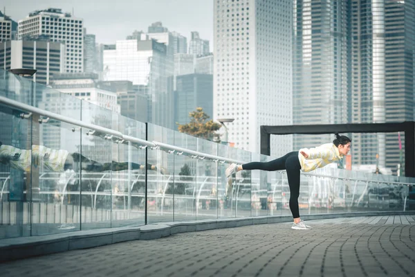 Genç Asyalı kadın excusice şehrin yapıyor