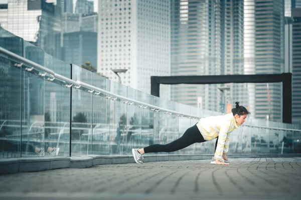 Genç Asyalı kadın excusice şehrin yapıyor