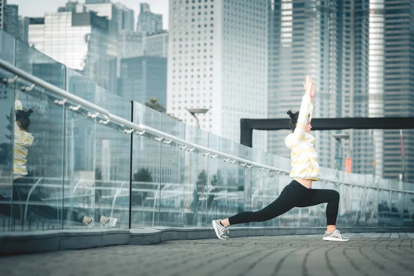 Genç Asyalı kadın excusice şehrin yapıyor