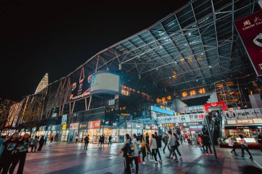 Shenzhen - 31 Ocak 2019: Shenzhen Bay yaya alışveriş caddesi. Alışveriş ve yemek insanlar için ünlü bir yer.