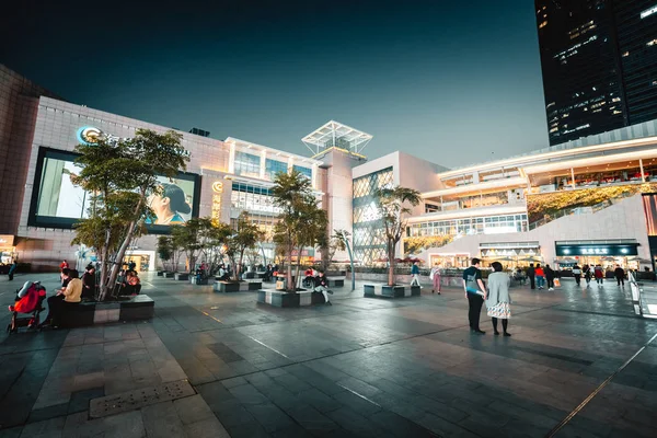 Shenzhen - 31 Ocak 2019: Shenzhen Bay yaya alışveriş caddesi. Alışveriş ve yemek insanlar için ünlü bir yer.