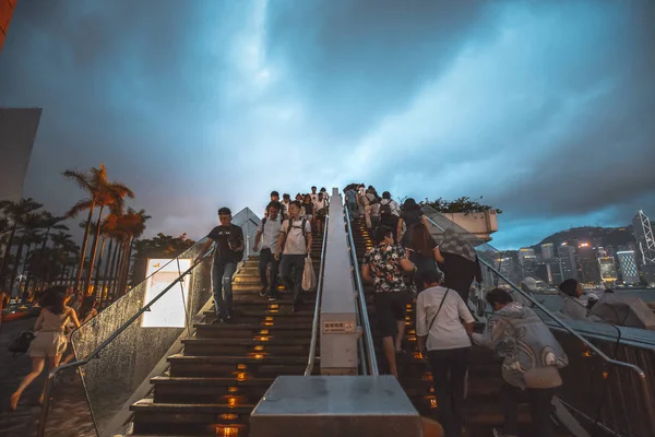 Гонконг Июля 2018 Года Туристы Наслаждаются Знаменитым Горизонтом Острова Гонконг — стоковое фото