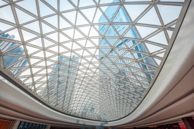 Shenzhen, Çin - 27 Eylül, 2018: İç görünüm, Yifang Center Alışveriş Merkezi Shenzhen, Çin