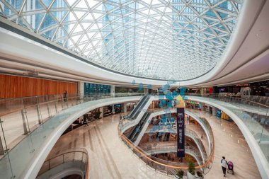 Shenzhen, Çin - 27 Eylül, 2018: İç görünüm, Yifang Center Alışveriş Merkezi Shenzhen, Çin