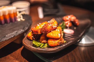 Çin restoranında yemek