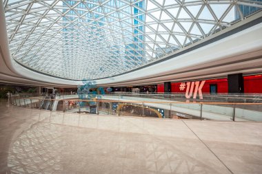 Shenzhen, Çin - 27 Eylül, 2018: İç görünüm, Yifang Center Alışveriş Merkezi Shenzhen, Çin