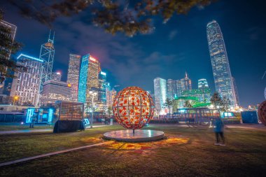 Hong Kong, Çin - Şubat 12,2019: Hong Kong darbeli ışık Festivali 2018 & Uluslararası ışık sanat ekran, alan insanlar fotoğraf ve gösterinin keyfini çıkarın.