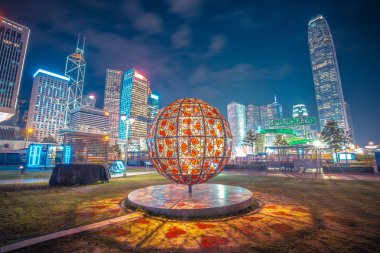 Hong Kong, Çin - Şubat 12,2019: Hong Kong darbeli ışık Festivali 2018 & Uluslararası ışık sanat ekran, alan insanlar fotoğraf ve gösterinin keyfini çıkarın.