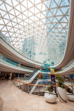 Shenzhen, Çin - 27 Eylül, 2018: İç görünüm, Yifang Center Alışveriş Merkezi Shenzhen, Çin