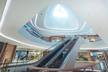 Shenzhen, Çin - 25 Ocak, 2019: defne Shenzhen Çin kaynak alışveriş merkezi iç görünüş.