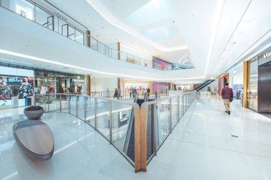 Shenzhen, Çin - 25 Ocak, 2019: defne Shenzhen Çin kaynak alışveriş merkezi iç görünüş.