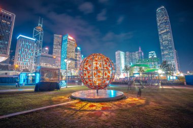 Hong Kong, Çin - Şubat 12,2019: Hong Kong darbeli ışık Festivali 2018 & Uluslararası ışık sanat ekran, alan insanlar fotoğraf ve gösterinin keyfini çıkarın.