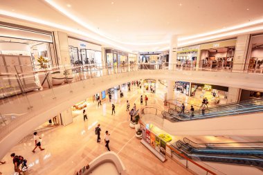 Shenzhen, Çin - 27 Eylül, 2018: İç görünüm, Yifang Center Alışveriş Merkezi Shenzhen, Çin