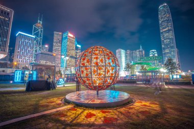 Hong Kong, Çin - Şubat 12,2019: Hong Kong darbeli ışık Festivali 2018 & Uluslararası ışık sanat ekran, alan insanlar fotoğraf ve gösterinin keyfini çıkarın.