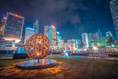 Hong Kong, Çin - Şubat 12,2019: Hong Kong darbeli ışık Festivali 2018 & Uluslararası ışık sanat ekran, alan insanlar fotoğraf ve gösterinin keyfini çıkarın.