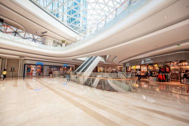 Shenzhen, Çin - 27 Eylül, 2018: İç görünüm, Yifang Center Alışveriş Merkezi Shenzhen, Çin