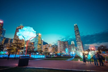 Hong Kong, Çin - Şubat 12,2019: Hong Kong darbeli ışık Festivali 2018 & Uluslararası ışık sanat ekran, alan insanlar fotoğraf ve gösterinin keyfini çıkarın.