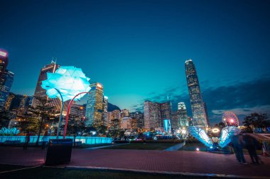 Hong Kong, Çin - Şubat 12,2019: Hong Kong darbeli ışık Festivali 2018 & Uluslararası ışık sanat ekran, alan insanlar fotoğraf ve gösterinin keyfini çıkarın.