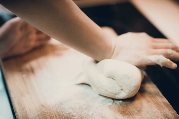 Donna Prepara Pelle Gnocco Facendo Pasta Tavolo Legno — Foto Stock