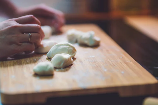 Donna Prepara Pelle Gnocco Facendo Pasta Tavolo Legno — Foto Stock