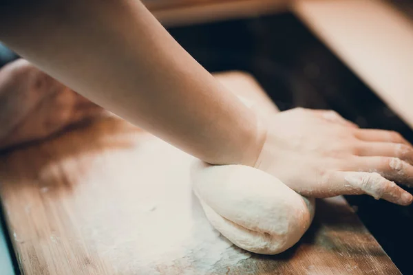 Donna Prepara Pelle Gnocco Facendo Pasta Tavolo Legno — Foto Stock