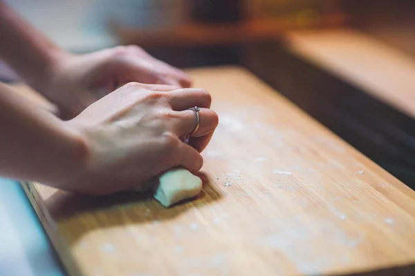 Kobieta Przygotować Pierogi Skóry Dokonywanie Ciasta Drewnianym Stole — Zdjęcie stockowe