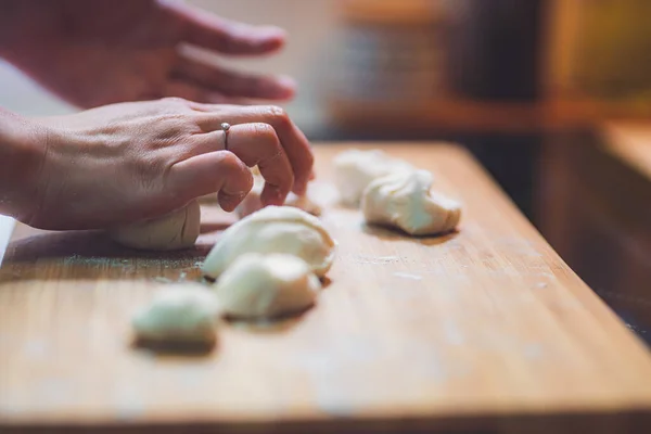 Vrouw Bereiden Knoedel Huid Het Maken Van Deeg Houten Tafel — Stockfoto