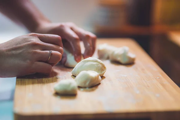 Vrouw Bereiden Knoedel Huid Het Maken Van Deeg Houten Tafel — Stockfoto