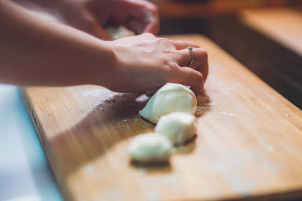 Vrouw Bereiden Knoedel Huid Het Maken Van Deeg Houten Tafel — Stockfoto