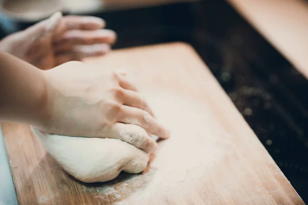 Donna Prepara Pelle Gnocco Facendo Pasta Tavolo Legno — Foto Stock