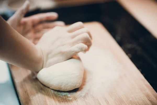 Donna Prepara Pelle Gnocco Facendo Pasta Tavolo Legno — Foto Stock
