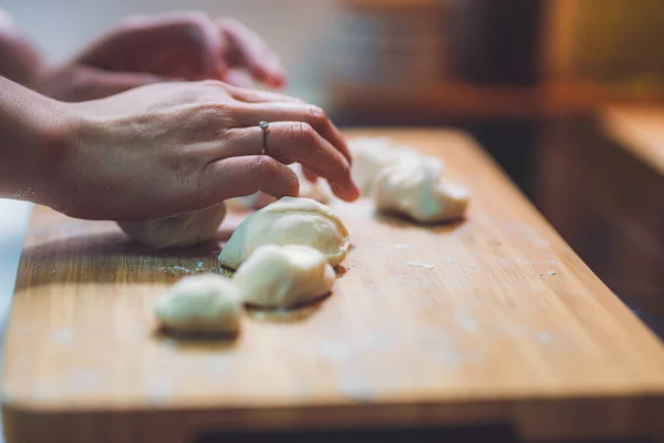 Mulher Prepara Pele Bolinho Fazendo Massa Mesa Madeira — Fotografia de Stock