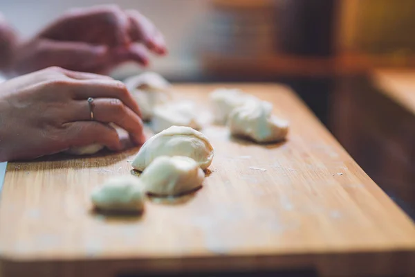 Vrouw Bereiden Knoedel Huid Het Maken Van Deeg Houten Tafel — Stockfoto