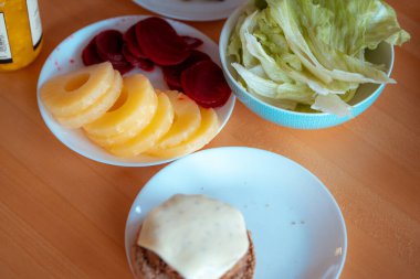 Ev yapımı hamburgere yakından bak.