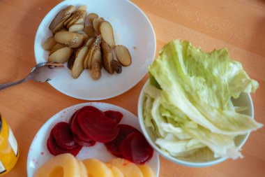 Ev yapımı hamburgere yakından bak.