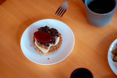 Ev yapımı hamburgere yakından bak.