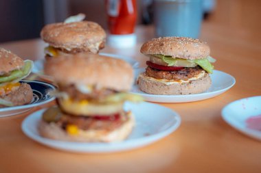 Ev yapımı hamburgere yakından bak.