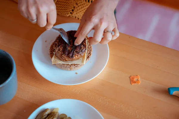 家の近景はハンバーガーを作る ストック写真