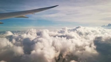 Gün ışığında bulutların arasında uçan uçak kanadı