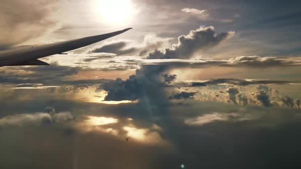Bulutlu Gün Batımı Gökyüzü Ile Uçan Uçak Kanadı — Stok video