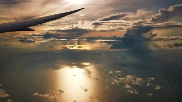 Létající Křídlo Letadla Oblačným Západem Slunce — Stock video