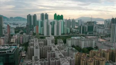 Bulutlu gökyüzü olan sahil şehir binalarının genel görünümü