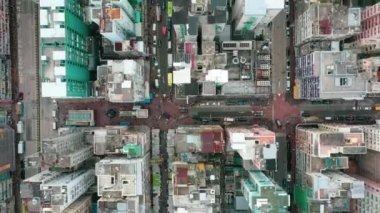 Yemyeşil parkı olan yol trafiği ile şehir manzarasının en üst görüntüsü