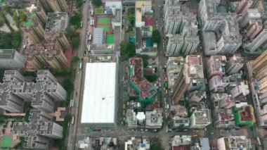 Yemyeşil parkı olan yol trafiği ile şehir manzarasının en üst görüntüsü